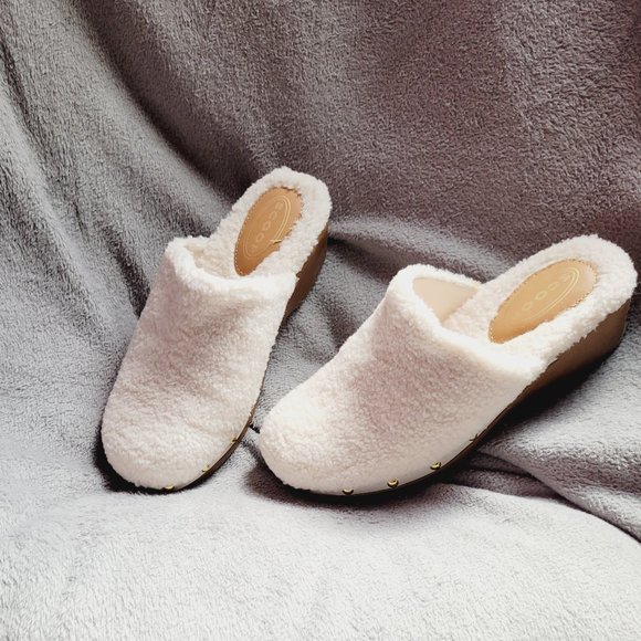 Fur white clog with studs on the side Size 7 - Picture 2 of 6